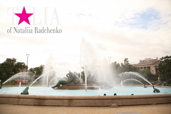 Торчащие головы из фонтана - напомнили бассейн, только бортик высоковат, как по мне:) Фонтаны в Филадельфии, Пенсильвания, США